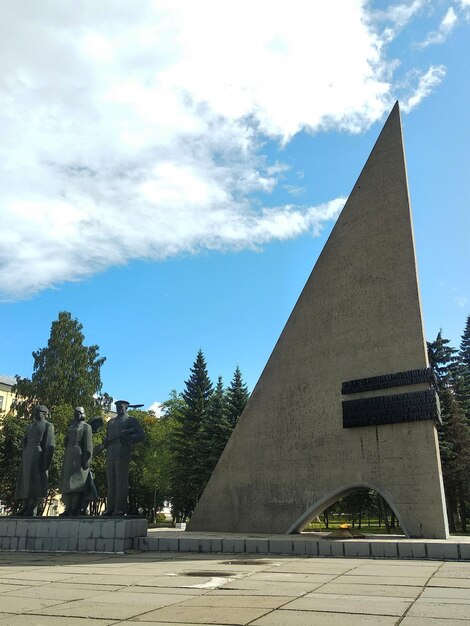 Atração turística. Monumentos históricos instalados no talude da Dvina do Norte. Cidade de