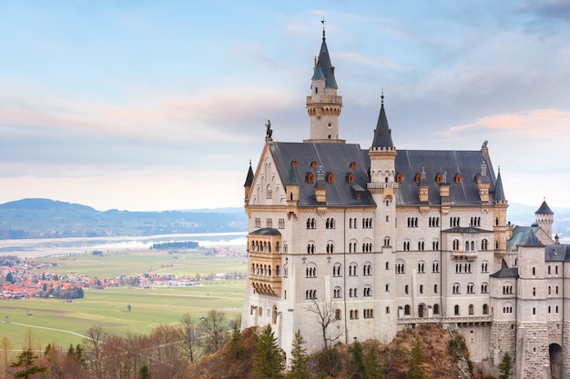 Atração turística mundialmente famosa nos Alpes Bávaros, o conto de fadas Neuschwanstein ou o Novo Castelo Swanstone, o palácio renascentista românico do século 19 ao pôr do sol, Hohenschwangau, Baviera, Alemanha