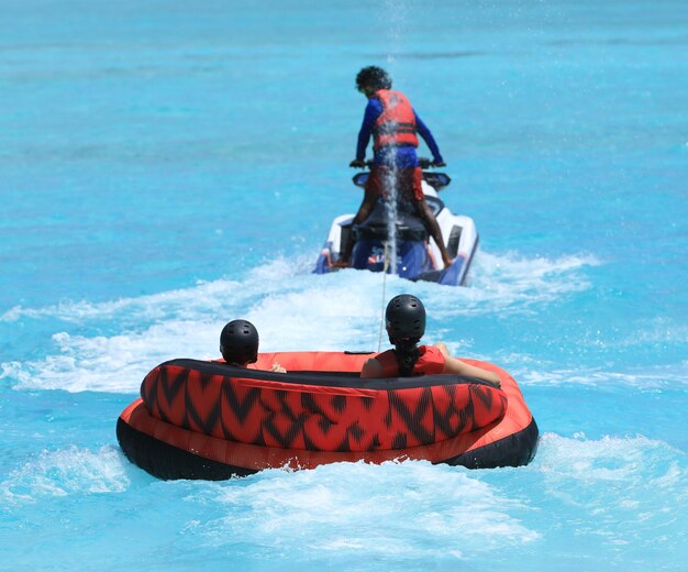 atracción de agua, montar en un sofá inflable