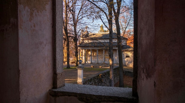 Foto atracción en el lago orta italia viii capilla de la vía crucis en el sacro monte di orta sagrado mou