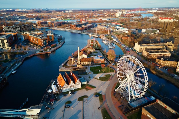 Atracción de la noria de la vista aérea en la ciudad de Gdansk Polonia