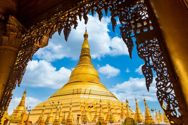 Atracción de la pagoda en la ciudad de Yagon con fondo de cielo azul