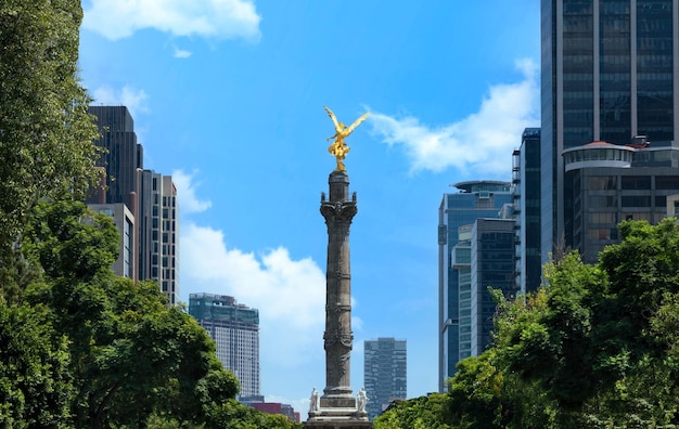 Atracción turística de la Ciudad de México Columna Ángel de la Independencia cerca del centro financiero y El Zócalo