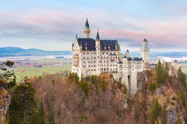 Atracción turística de fama mundial en los Alpes bávaros, el cuento de hadas Neuschwanstein o el nuevo castillo de Swanstone, el palacio del renacimiento románico del siglo XIX al atardecer, Hohenschwangau, Baviera, Alemania