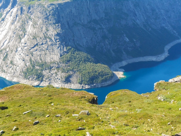 Atracción turística popular cerca de Trolltunga en tiempo soleado.