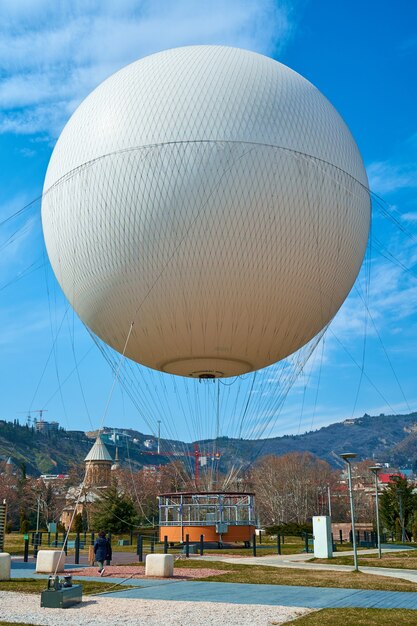 Atracción de vuelo en un gran globo aerostático sobre la ciudad de Tbilisi