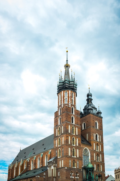 Atracciones arquitectónicas turísticas en la plaza histórica de Cracovia