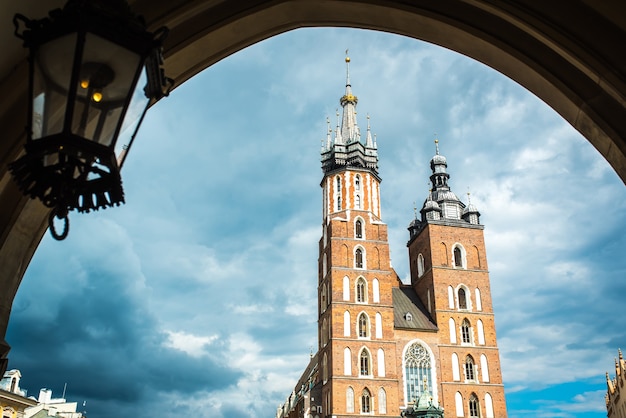 Atracciones arquitectónicas turísticas en la plaza histórica de Cracovia