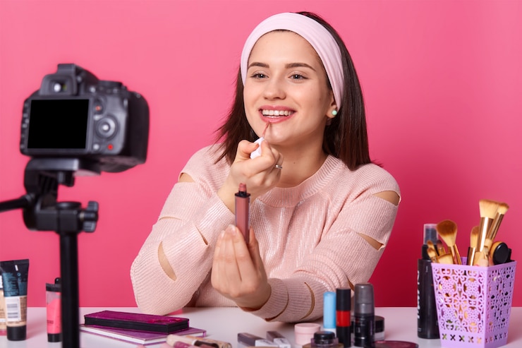 Foto atractiva carismática joven mujer aplicar lápiz labial