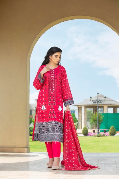 Atractiva chica con bordado floral rojo de Shalwar Kameez para una sesión de fotos de moda