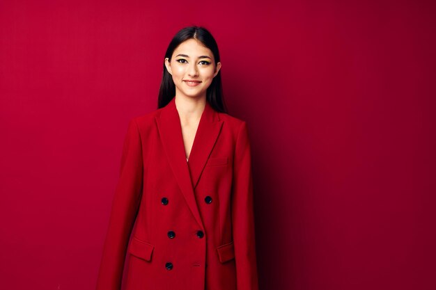 Atractiva chica moda posando en chaqueta roja aislado fondo inalterado