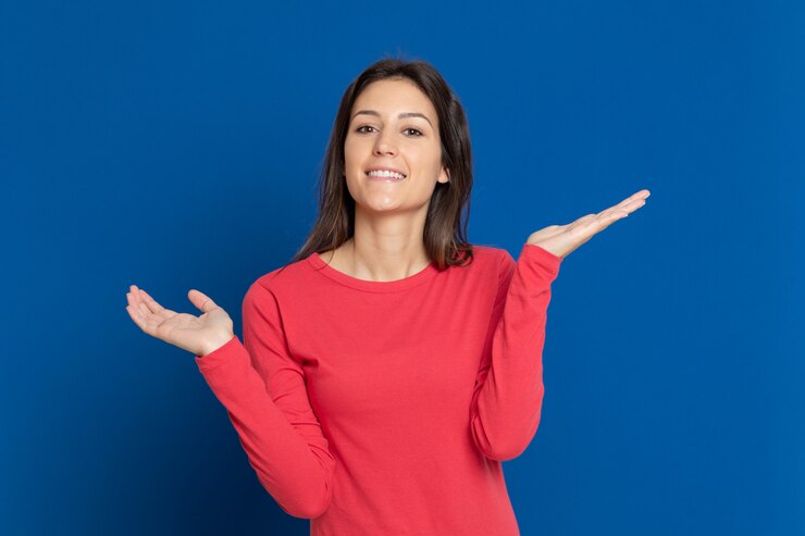 Foto atractiva chica morena con una camiseta roja