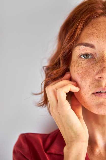 Foto atractiva dama recortada mirando con confianza a la cámara, primer plano de retrato, mujer sensual con pecas