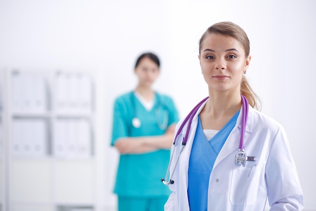 Atractiva doctora en frente del grupo médico