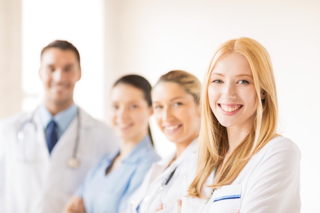 Atractiva doctora en frente del grupo médico