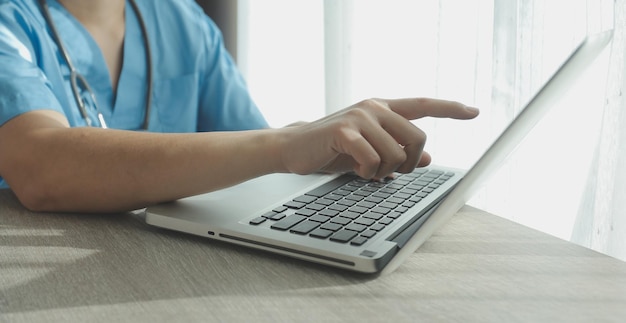 Atractiva doctora hace videollamadas en línea consulta al paciente en una computadora portátil Asistente médico joven terapeuta videoconferencia a cámara web Concepto de telemedicina Cita con el médico en línea