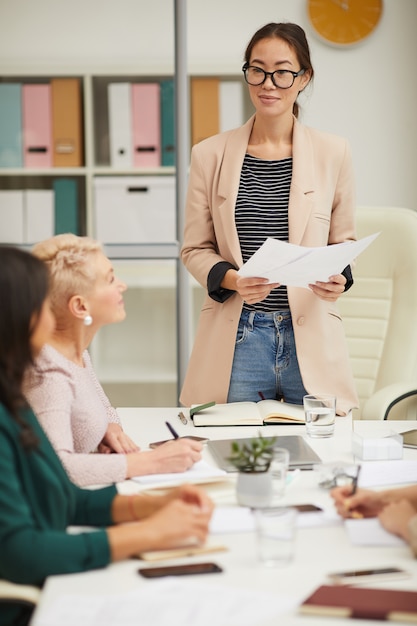 Atractiva empresaria asiática en reunión