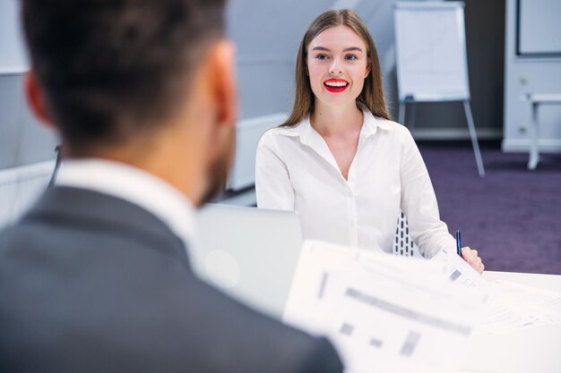 Foto atractiva empresaria profesora o mentora entrenadora sonriente gir