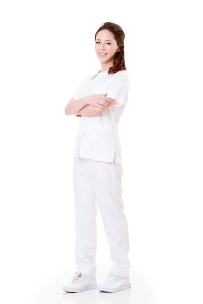 Atractiva enfermera asiática, retrato de mujer contra la pared blanca.