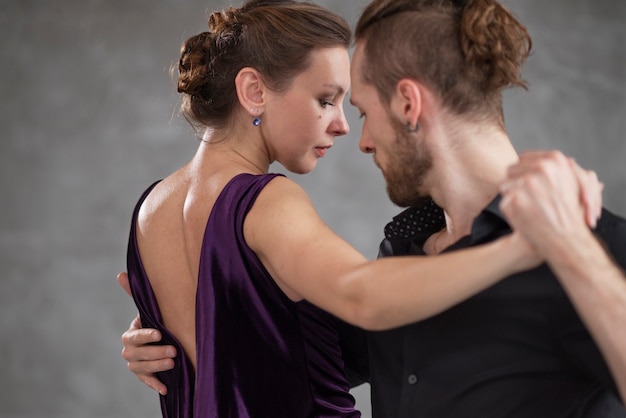 Foto atractiva gente elegante bailando tango