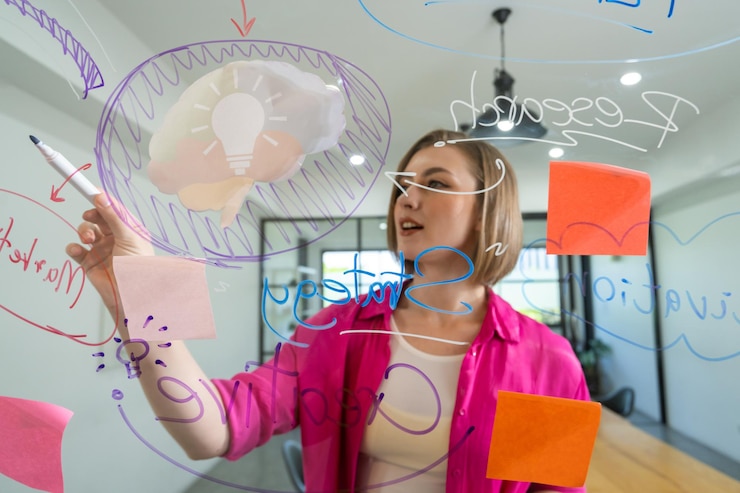 Foto atractiva inteligente mulher de negócios brainstorms ideia usando mapa mental imaculado