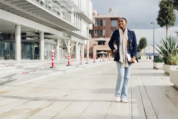 Atractiva joven africana caminando por la ciudad