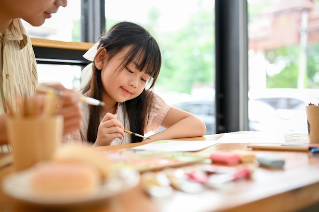 Atractiva joven asiática disfruta estudiando arte con su profesora de arte Concepto de hobby para niños