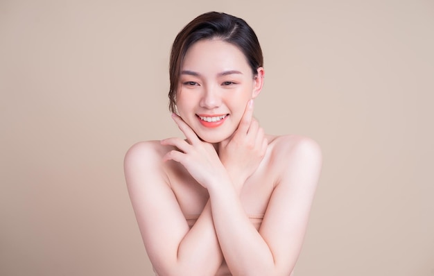 Atractiva joven asiática con piel fresca Cuidado facial tratamiento facial mujer belleza piel aislada sobre fondo blanco cosmetología belleza piel y concepto cosmético