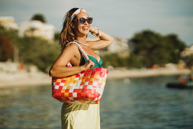 Una atractiva joven en bikini se divierte en la playa y disfruta de unas vacaciones de verano.