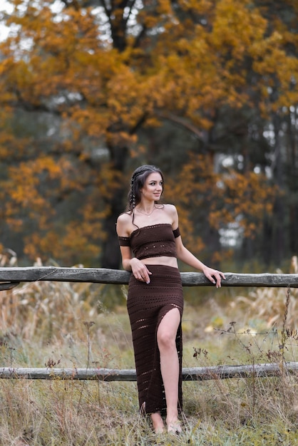 Atractiva joven confiada en un hermoso vestido de noche