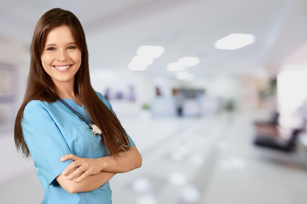 Atractiva joven doctora en el fondo