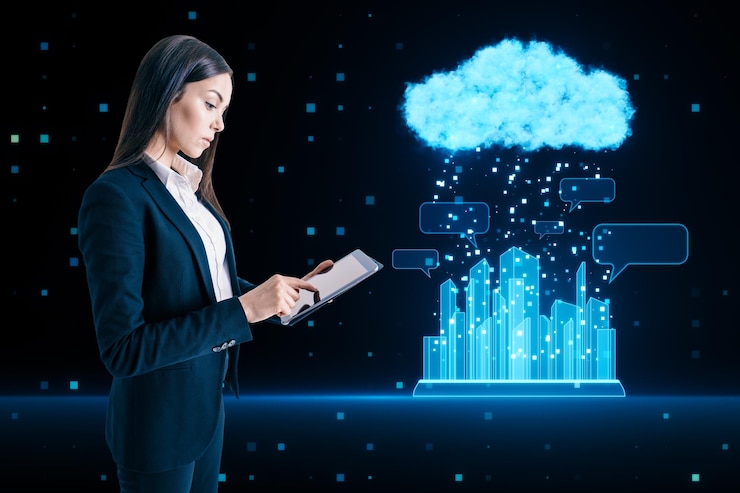 Foto atractiva joven empresaria europea que usa una tableta con una nube urbana brillante y un holograma de comunicación de la ciudad sobre un fondo azul borroso de tecnología ciudad inteligente y concepto iot