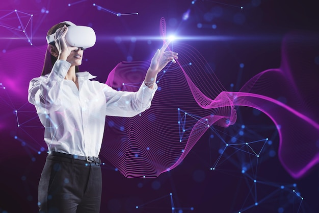 Atractiva joven empresaria con gafas VR sobre fondo creativo espacio metaverso púrpura brillante Mundo abstracto y concepto de innovación