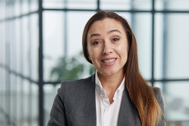 Atractiva joven empresaria con una sonrisa feliz