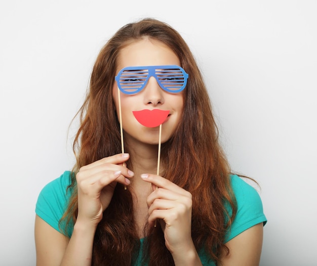 Atractiva joven juguetona con gafas falsas lista para la fiesta