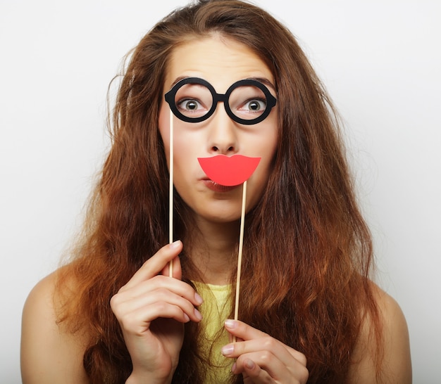 Foto atractiva joven juguetona con gafas postizas