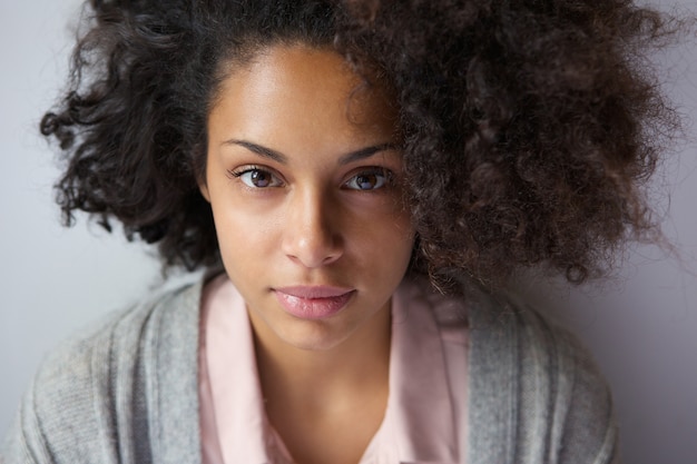 Atractiva joven mujer afroamericana