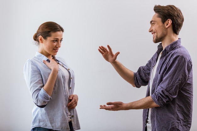 Foto atractiva joven pareja en ropa casual está hablando.