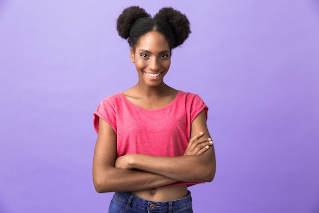 Atractiva mujer afroamericana con peinado afro sonriendo, aislado