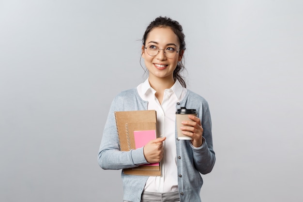 Atractiva mujer asiática en gafas