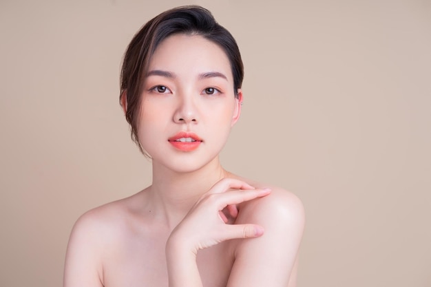Atractiva mujer asiática joven con piel fresca Cuidado facial Tratamiento facial Mujer Belleza Piel Isola