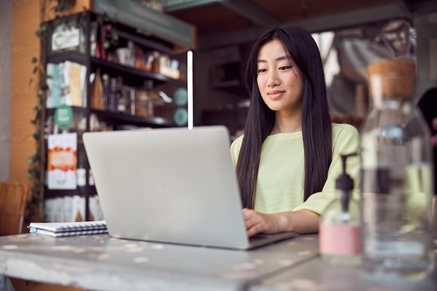 Atractiva mujer asiática que trabaja en la cafetería.