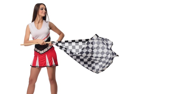 Foto atractiva mujer de carreras ondeando una bandera de carrera y mirando a la cámara aislada en fondo blanco
