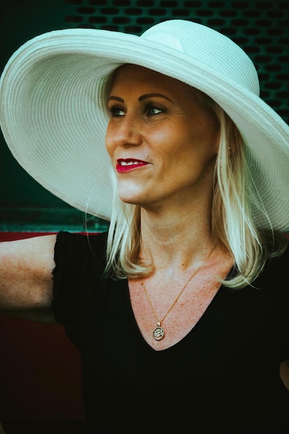 Atractiva mujer caucásica con un sombrero de moda al aire libre