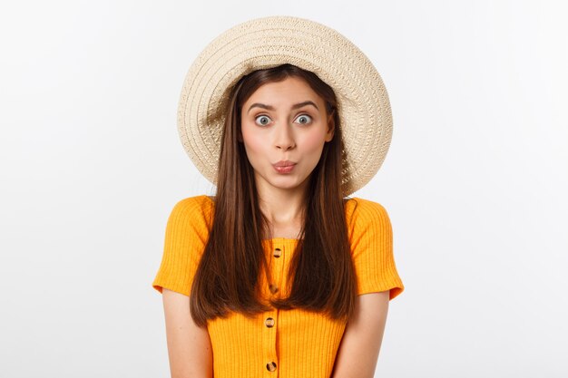 Atractiva mujer feliz preparándose para las vacaciones de verano