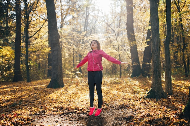 Atractiva mujer fitness corre entrenamiento al aire libre