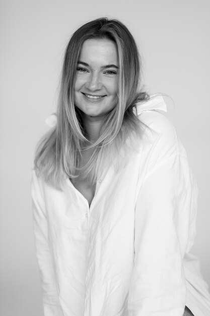 Foto atractiva mujer gorda en una camisa blanca de gran tamaño hermosa mujer sonriente foto de alta calidad