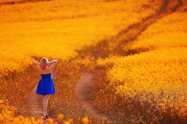 Atractiva mujer hermosa activa, libertad feliz vista desde atrás, en un campo de flores