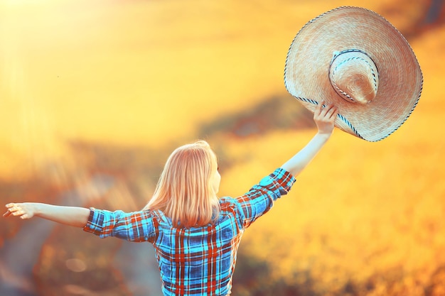 Atractiva mujer hermosa activa, libertad feliz vista desde atrás, en un campo de flores