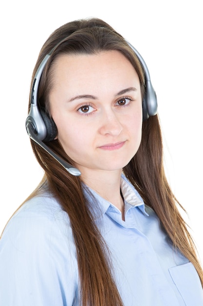 Atractiva mujer joven call center operador aislado sobre fondo blanco.